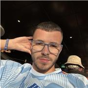 Chico joven con ganas de ayudar a los más pequeños en materias escolares.